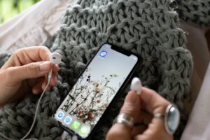 Smartphone und Kopfhörer – ruhige Routine für Achtsamkeit ohne Esoterik