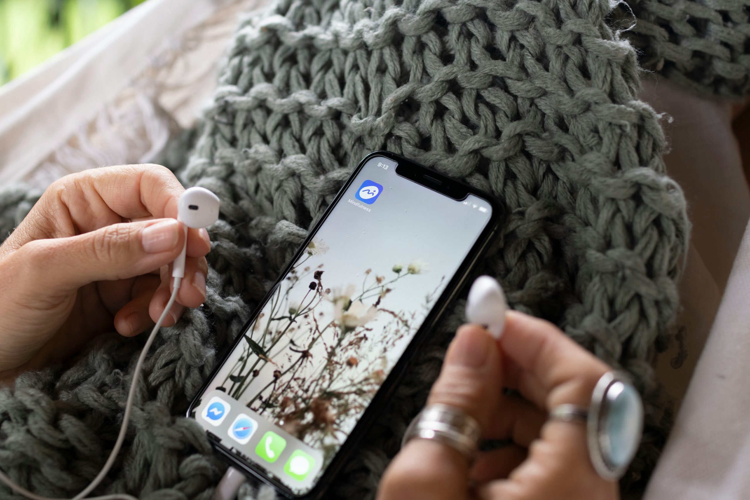 Smartphone und Kopfhörer – ruhige Routine für Achtsamkeit ohne Esoterik