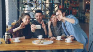 Rauchfrei in sozialen Situationen bleiben: Restaurant, Freunde & Feiern