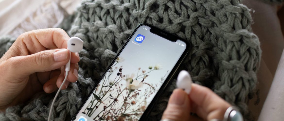 Smartphone und Kopfhörer – ruhige Routine für Achtsamkeit ohne Esoterik